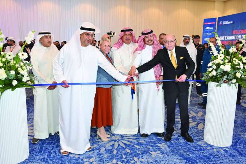 
العبدالنبي مشاركاً السفير الإماراتي قص شريط افتتاح المعرض (تصوير أسعد عبدالله)
