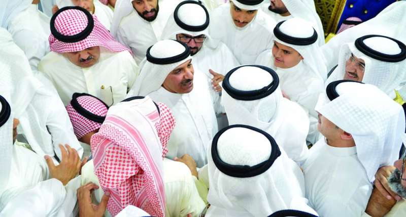 
الخليفة محاطاً بالمهنئين 	 (تصوير سعود سالم)