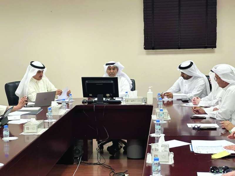 
فهد الشعلة وإلى جانبه أحمد المنفوحي خلال اجتماع اللجنة العليا في البلدية