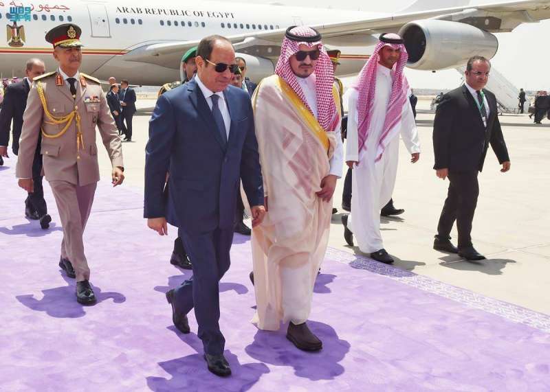 الرئيس المصري لدى وصوله إلى جدة للمشاركة في القمة 