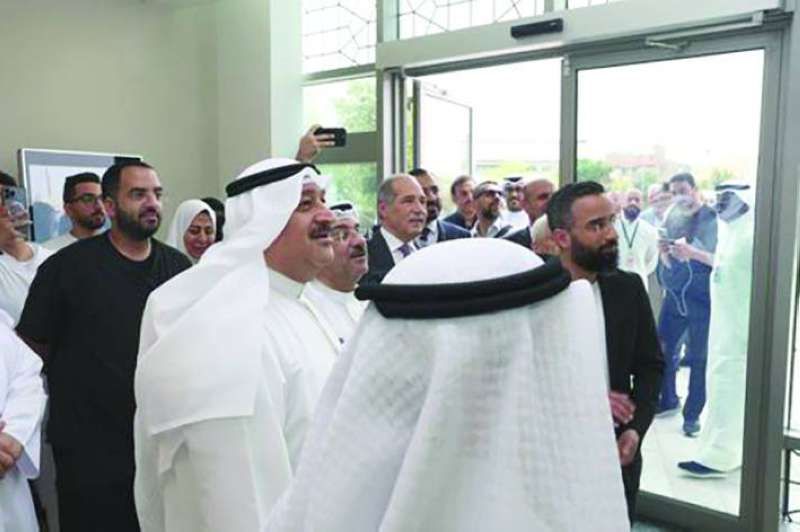 العوضي في جولة في المركز عقب الافتتاح