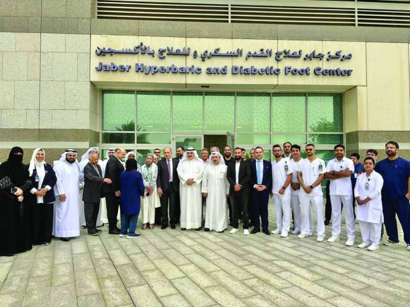 
العوضي وقياديو المركز والطاقم الطبي