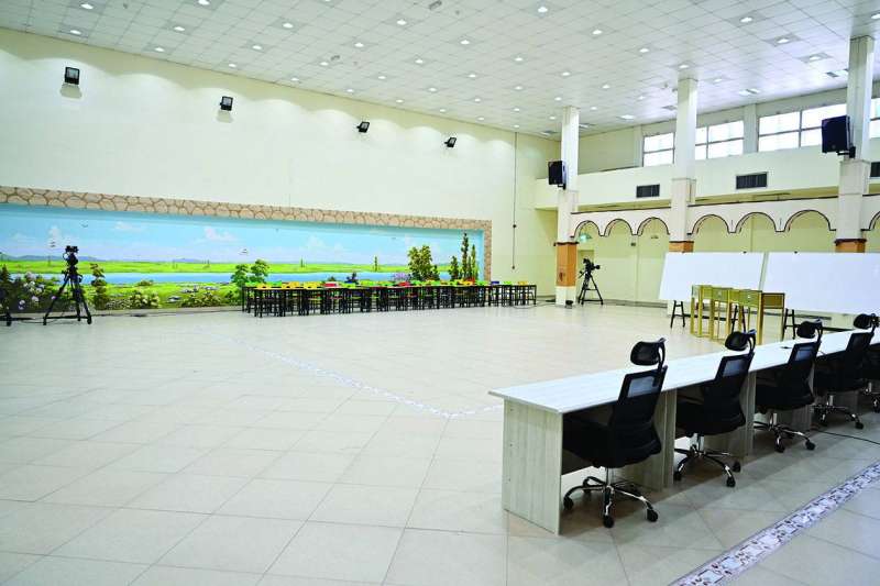 صالة مدرسة معن بن زائدة جاهزة ليوم الاقتراع (تصوير أسعد عبدالله)