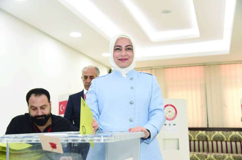 
السفيرة التركية تدلي بصوتها
