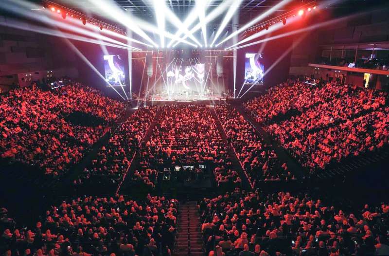 مدرجات «الأرينا» غصت بالحضور 