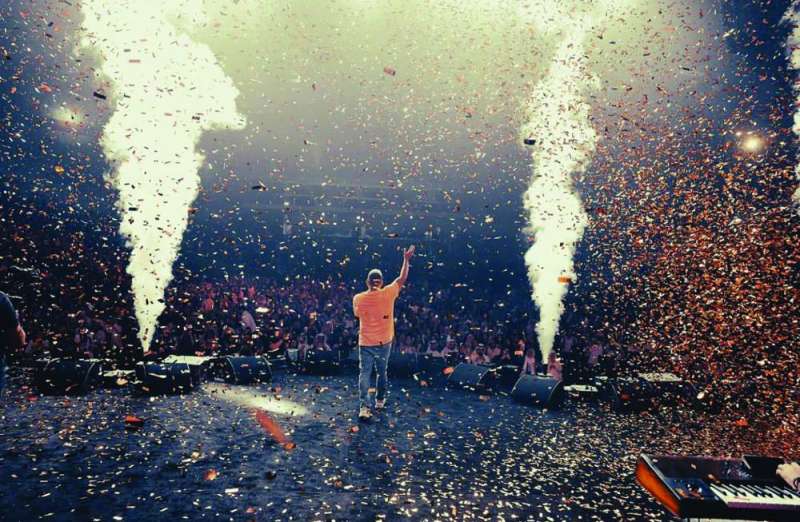 
«الهضبة»... أشعل المسرح
