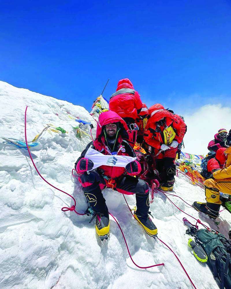 المجلهم مع رفاقه 