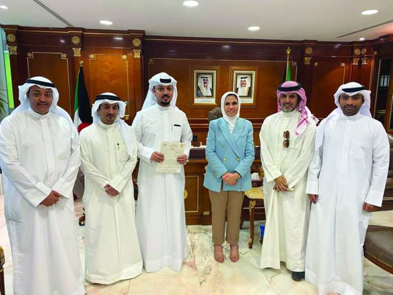 
البغلي وقياديو الجمعية عقب التوقيع
