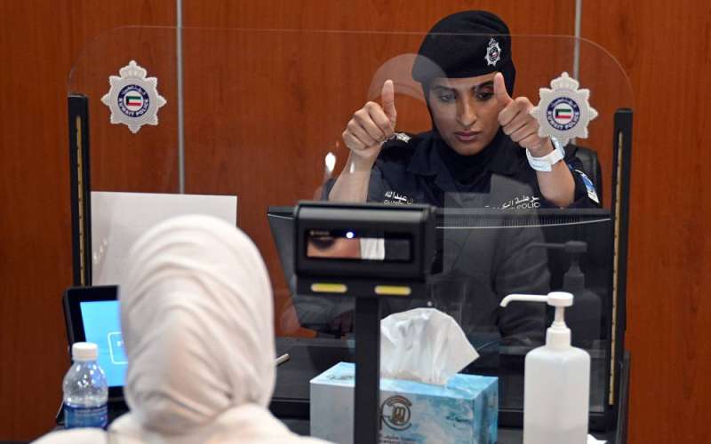 إجراءات سلسلة لإنجاز البصمة البيومترية 	(تصوير نايف العقلة)