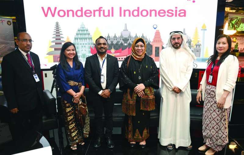 السفيرة الإندونيسية متوسطة عدداً من المشاركين في المؤتمر (تصوير نايف العقلة)