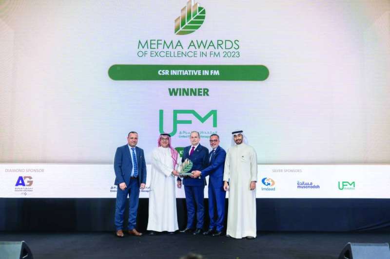 
الكندري وعبداللطيف خلال تسلمهما الجوائز