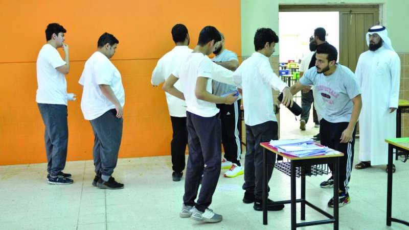 إجراءات التفتيش منعا لدخول وسائل الغش