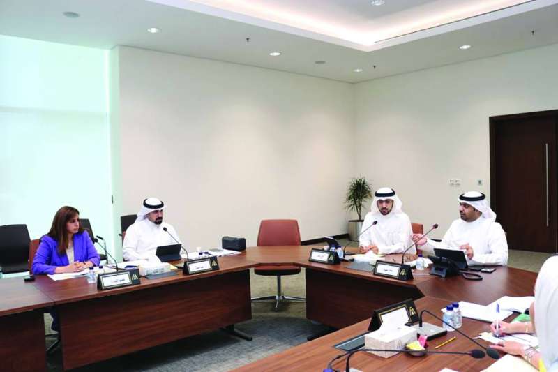 
جانب من اجتماع اللجنة القانونية والمالية في المجلس البلدي