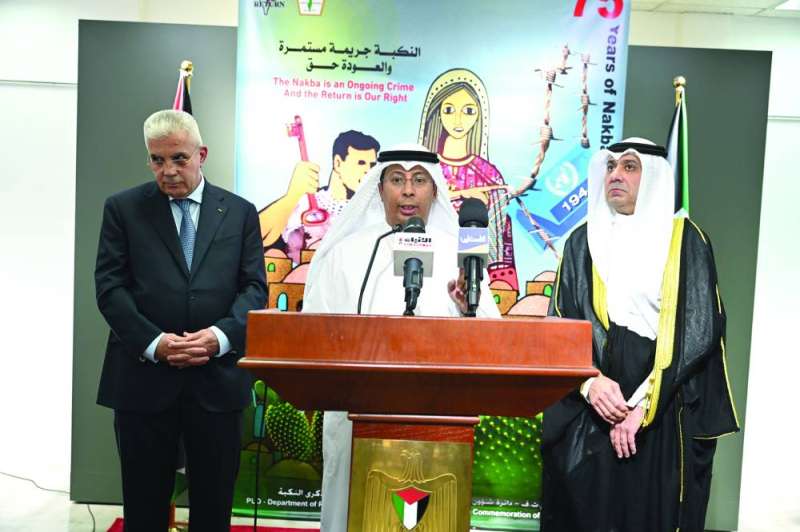 محمد ثلاب مُلقياً كلمته إلى جانب أحمد البكر ورامي طهبوب 	(تصوير أسعد عبدالله ) 