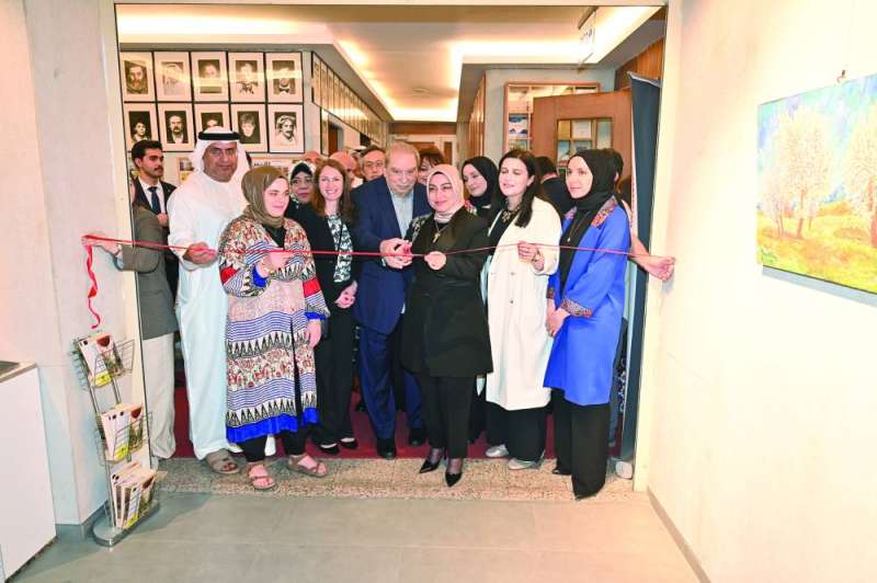 السفيرة التركية تقص شريط الافتتاح 	(تصوير أسعد عبدالله) 