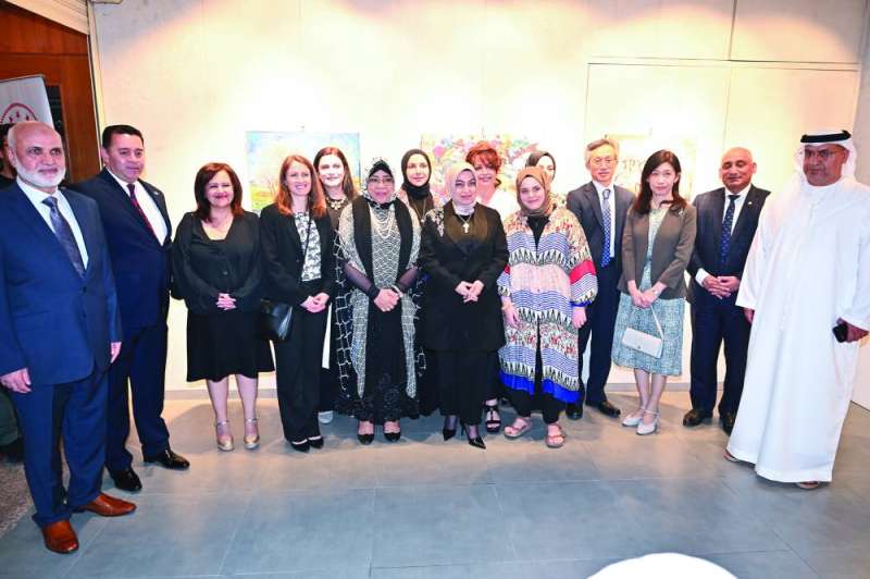 الحضور في لقطة جماعية 