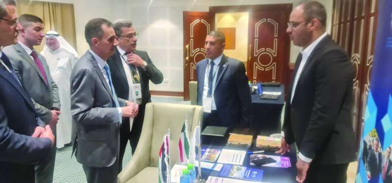  السفير أبوشتال خلال جولته بمعرض التعليم الجامعي الأردني الرابع