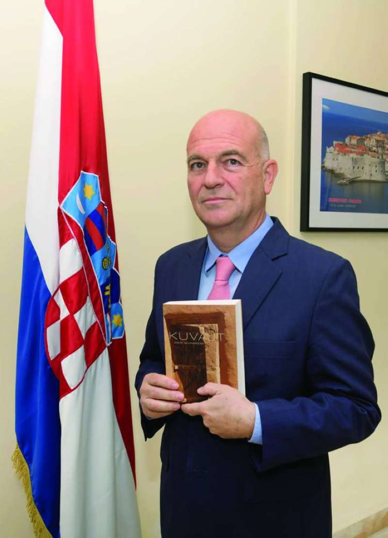 السفير الكرواتي يحمل كتابه الجديد عن دولة الكويت 