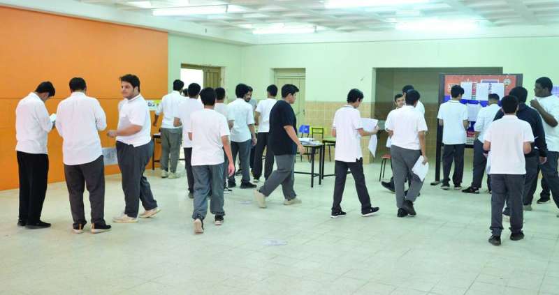 
طلبة الثانوية يتوجهون للاختبارات في يومها الثاني	 (تصوير سعود سالم)
