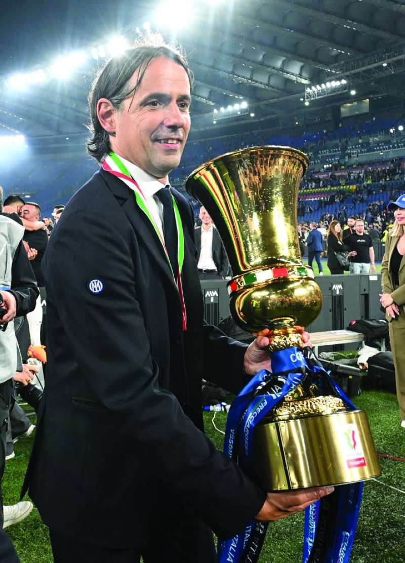 
سيموني إنزاغي حاملاً كأس إيطاليا (رويترز)

