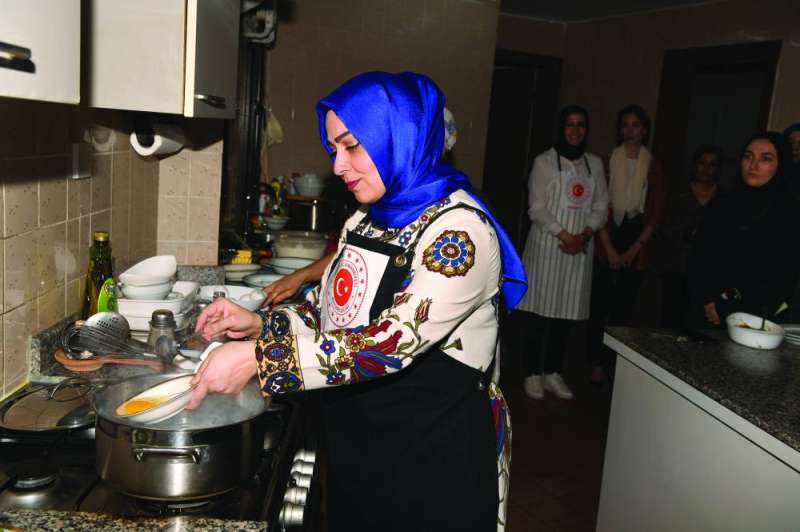 
السفيرة تعد أحد الأطباق التركية
