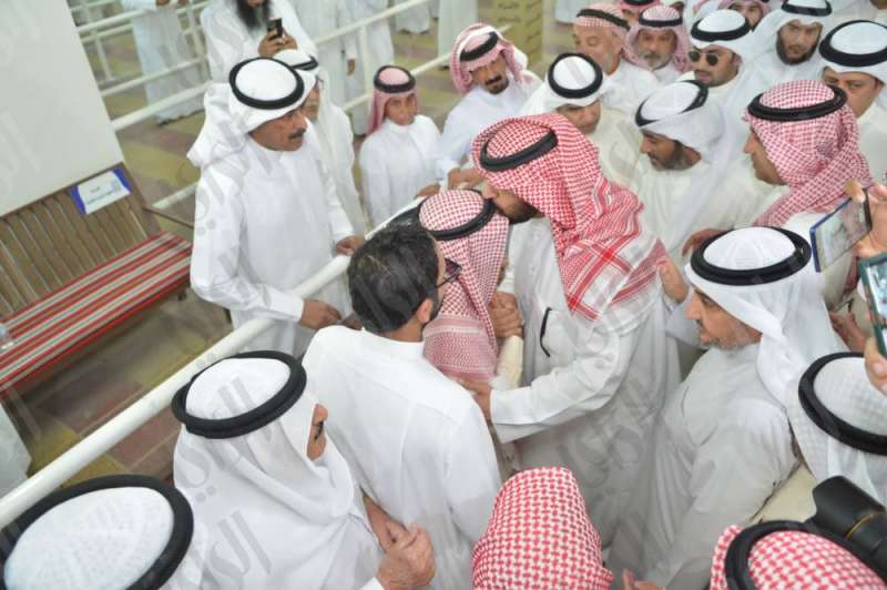 الخالد مقدماً التعازي (تصوير: سعود سالم)