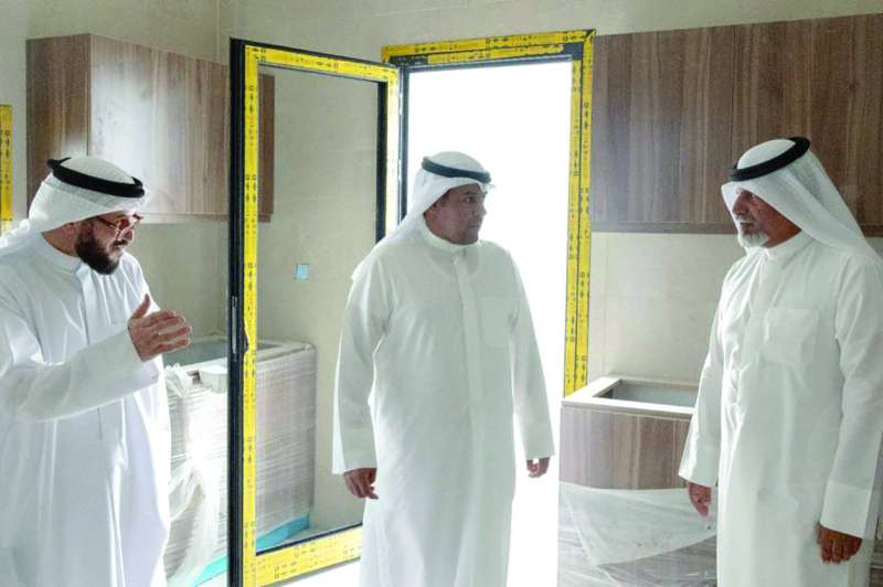 الوزير أبورقبة متفقداً وقياديي «السكنية» إحدى الشقق