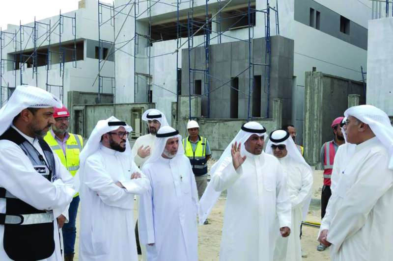 
وزير الإسكان ووفد «السكنية» خلال الجولة في مشاريع شرق صباح الأحمد
