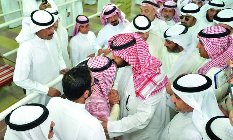 الخالد معزياً عم مبارك الرشيدي 	(تصوير سعود سالم) 