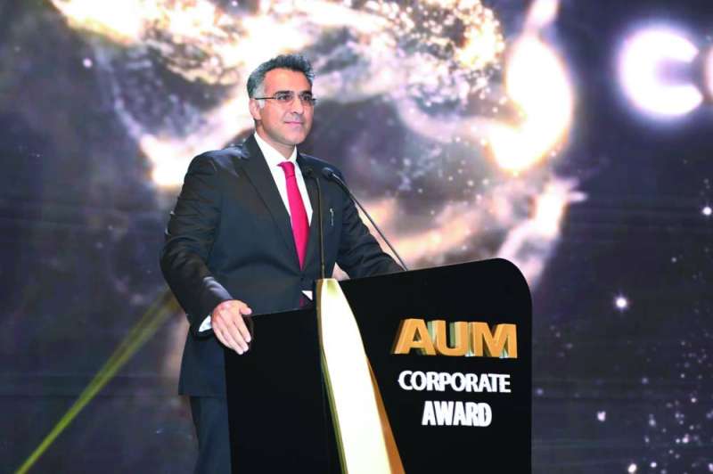 طارق العثمان متحدثاً في حفل تكريم الشركات المتميزة (تصوير سعود سالم)