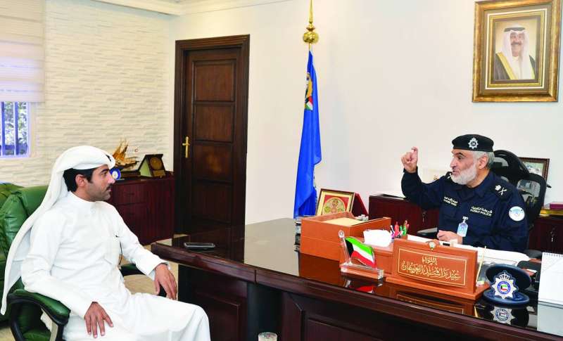 
اللواء العويهان متحدثاً للزميل نايف كريم 	(تصوير سعود سالم)
