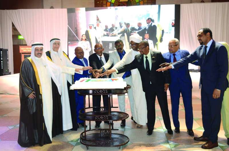 
قطع قالب الحلوى خلال الاحتفال بالعيد الوطني لإريتريا
