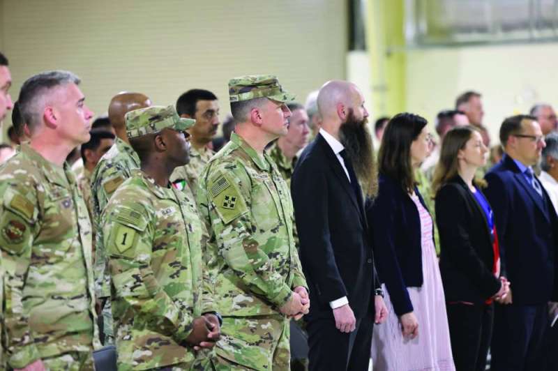 
هولتسنايدر وضباط أميركيون وأعضاء من السفارة خلال الاحتفال
