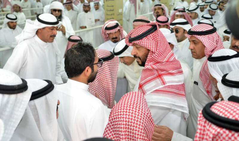 وزير الداخلية معزياً بالفقيد (تصوير سعود سالم)