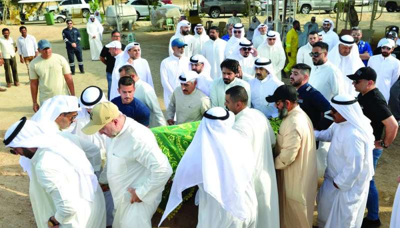 جثمان أحمد جوهر محمولاً 	(تصوير سعود سالم) 