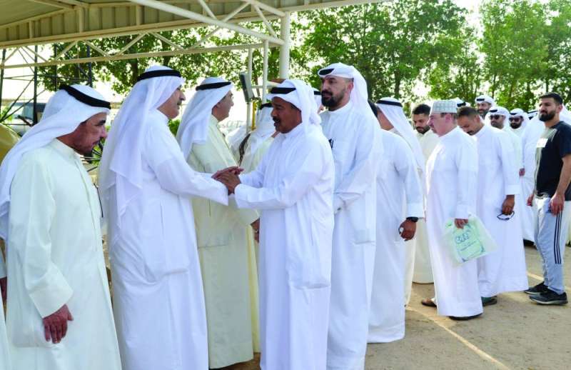 عبدالرحمن العقل مقدماً واجب العزاء 