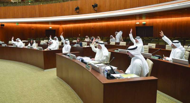 تصويت الأعضاء على قرار رسوم مظلات السيارات 	 (تصوير سعود سالم)