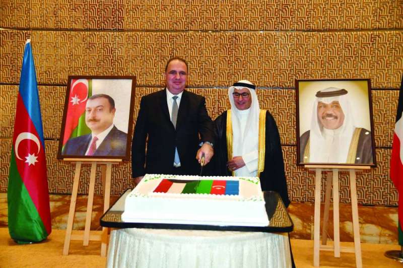 
العتيبي وكريموف يقطعان قالب الحلوى خلال الاحتفال
