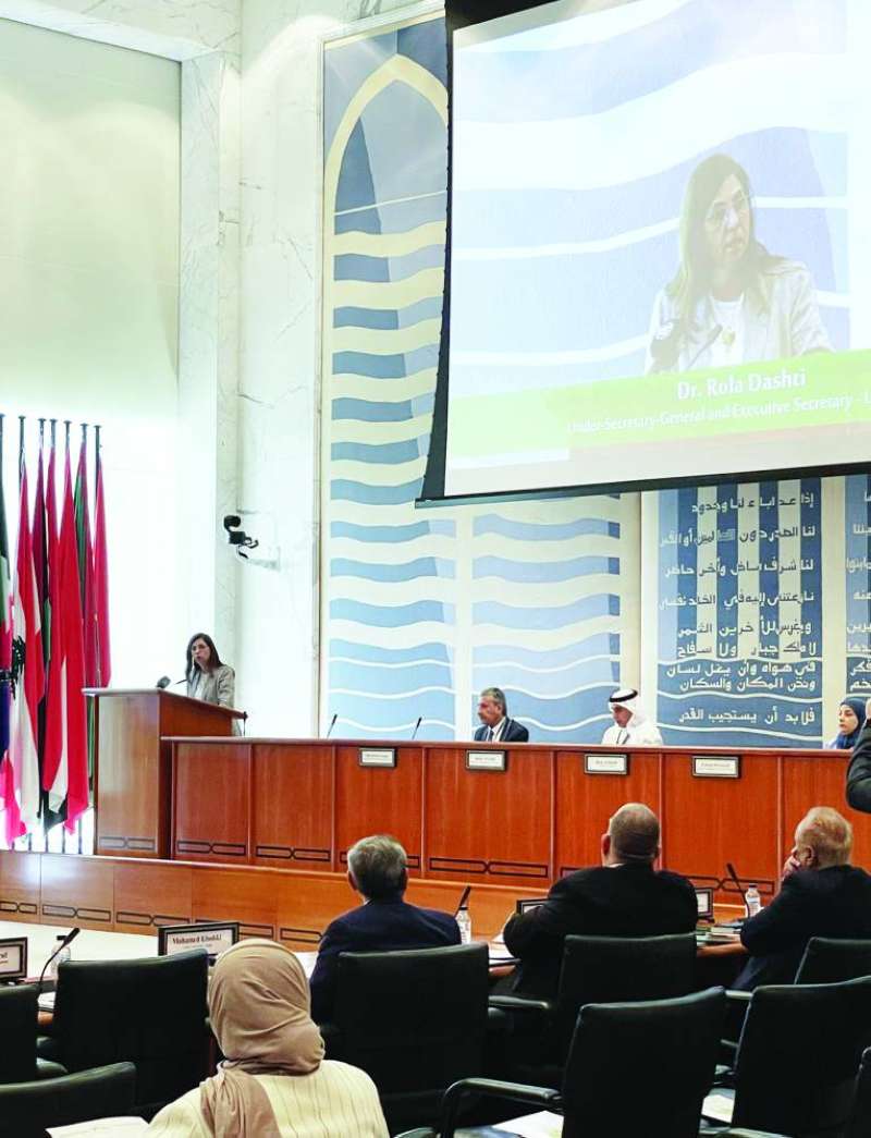 رولا دشتي ملقية كلمتها