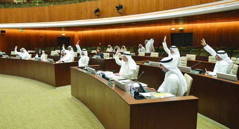 أعضاء «البلدي» المعارضون لفرض رسوم المظلات يصوتون بالموافقة على استخدام المادة 25 لرفضها (تصوير سعود سالم)