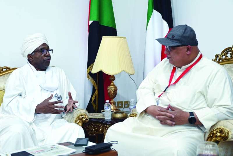 السفير يتحدث للزميل خالد الشرقاوي (تصوير نايف العقلة)