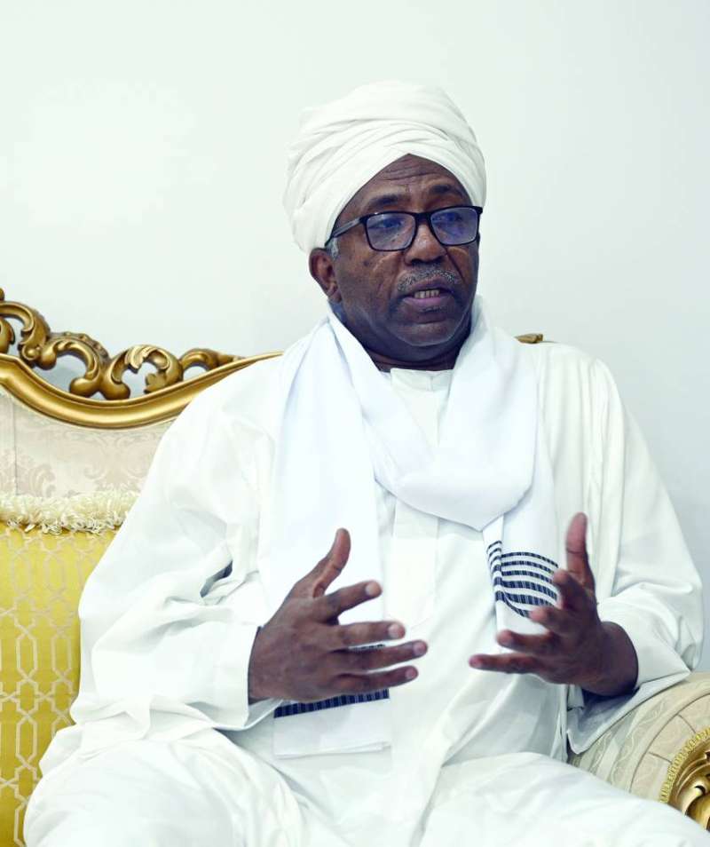 
السفير عوض الكريم الريح بلة متحدثاً لـ«الراي»	 (تصوير نايف العقلة)