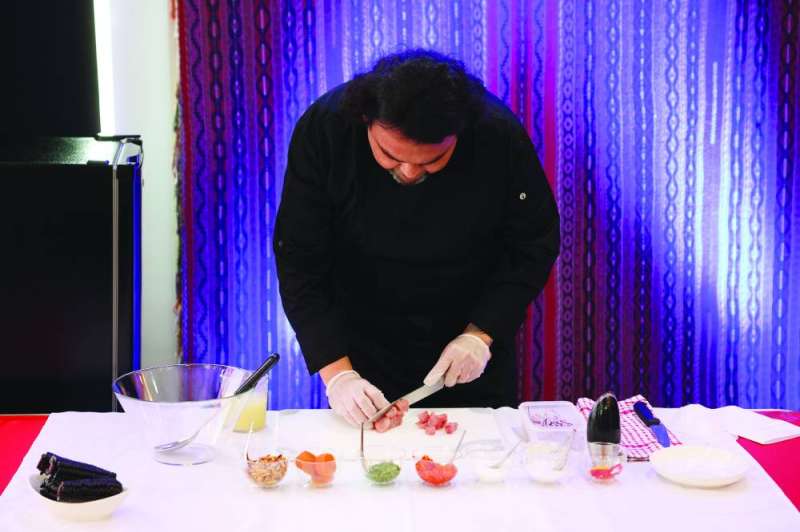 الشيف مارتن فيلاسكو يُعد أحد الأطباق البيروفية