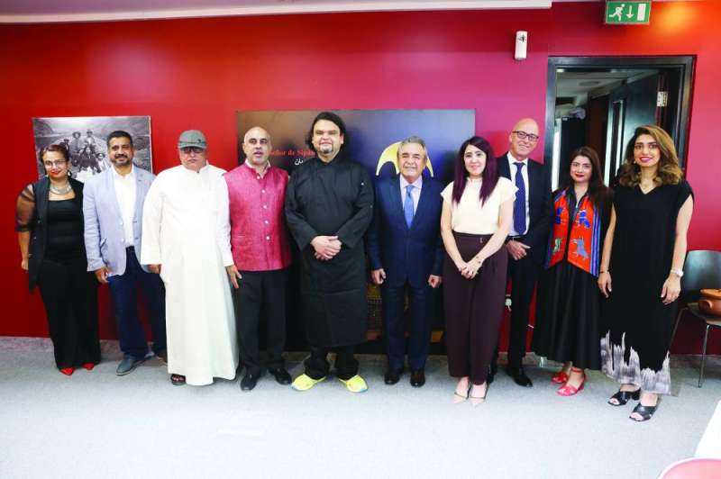 سفير بيرو يتوسط ممثلي وسائل الإعلام