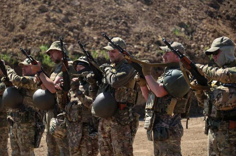 تدريب عسكري أوكراني في خاركيف (رويترز)