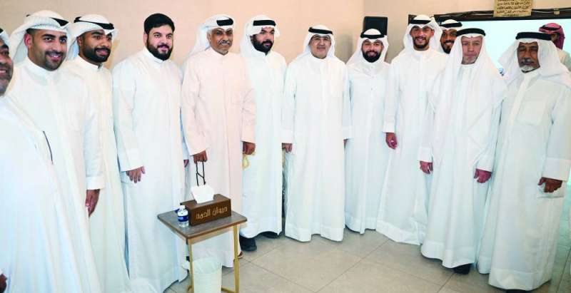 الحمد مع عدد من الحضور