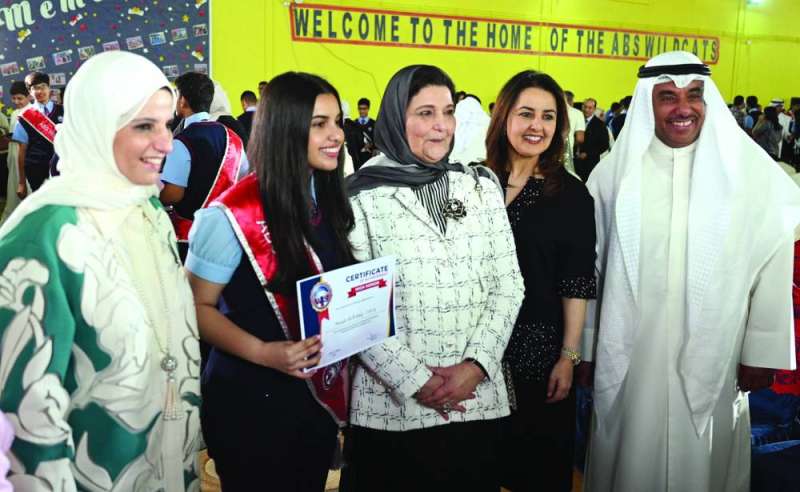 
الخرافي والغانم وإحدى المكرمات وأهلها
