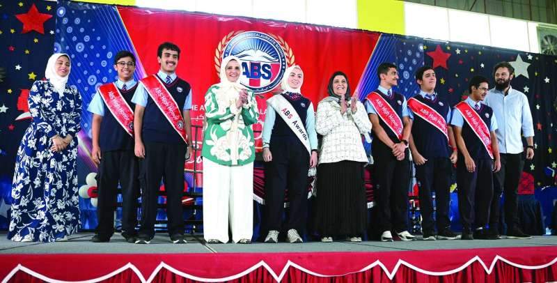 
الخرافي والغانم تتوسطان عدداً من الطلاب المكرمين	 (تصوير نايف العقلة)