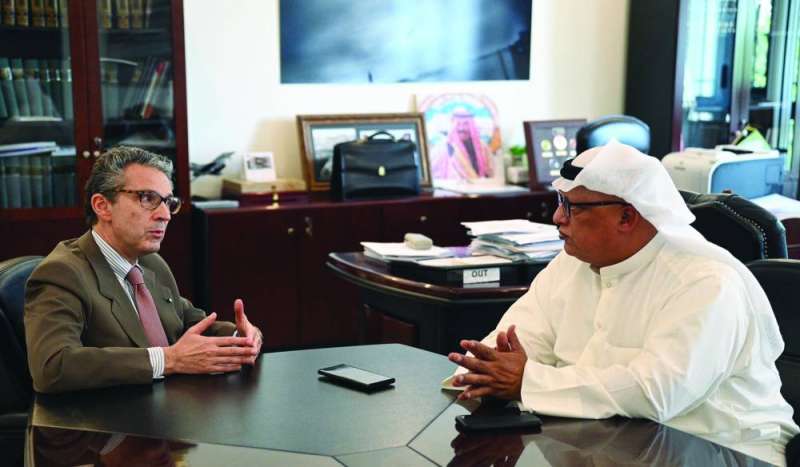 بالدوتشي يتحدث للزميل خالد الشرقاوي (تصوير نايف العقلة)