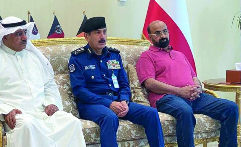 
المكراد يتوسط الشطي وأكبر في حفل التكريم
